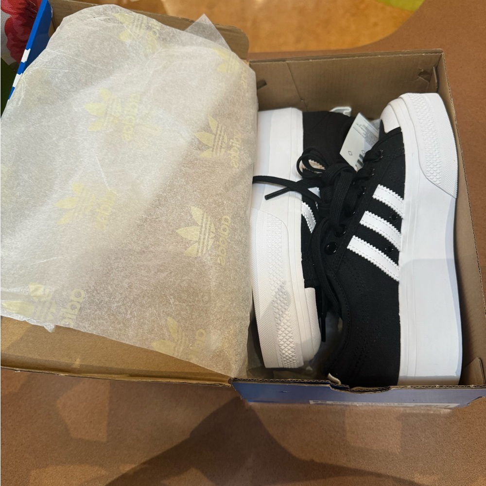 Woman’s NWT adidas NIZZA platform size 5.5